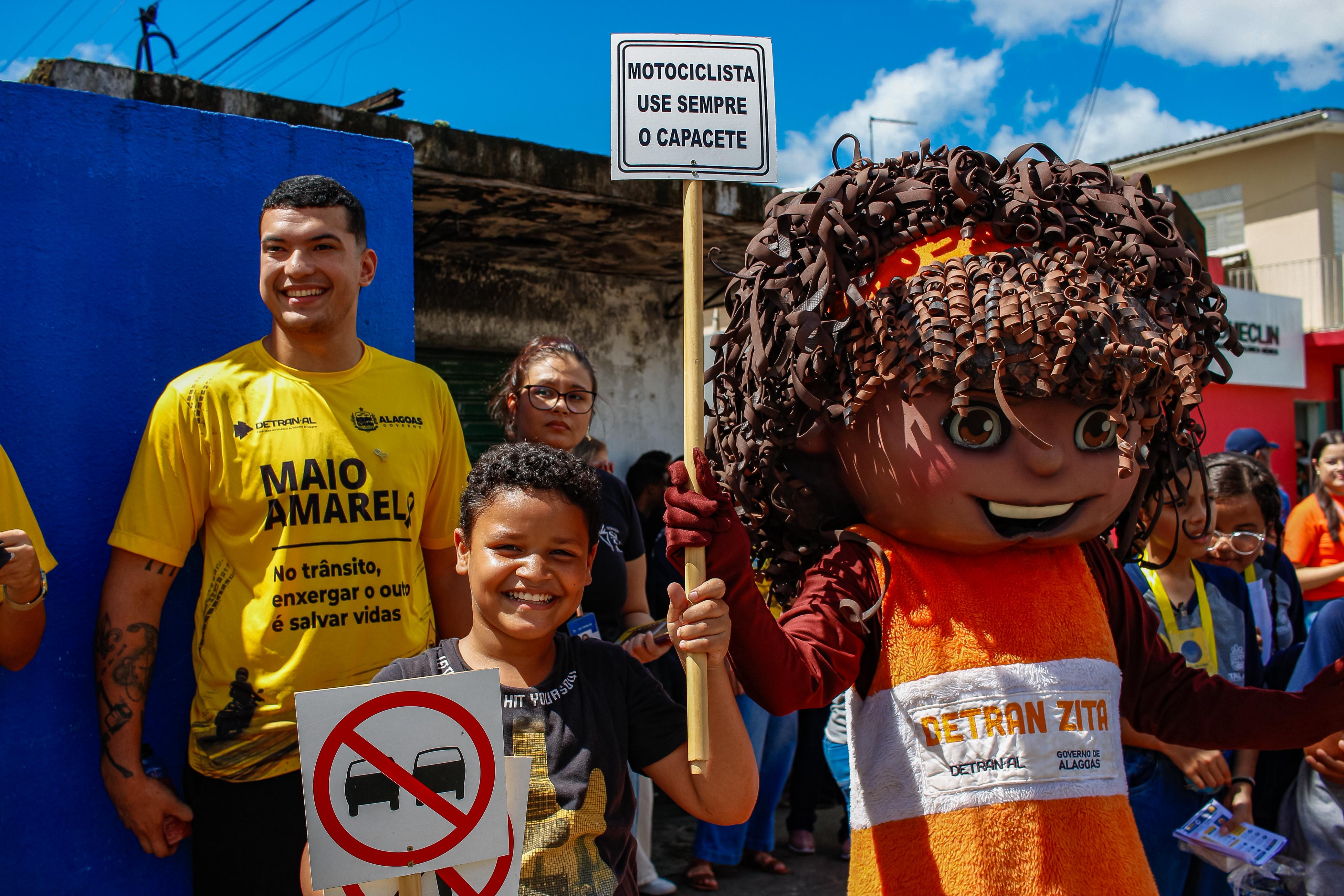 Maio Amarelo: Atalaia promove ações educativas por um trânsito mais seguro